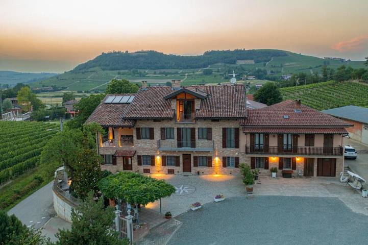 Homestay voor 2 personen, with tuin and balkon as well as uitzicht and zwembad in Langhe