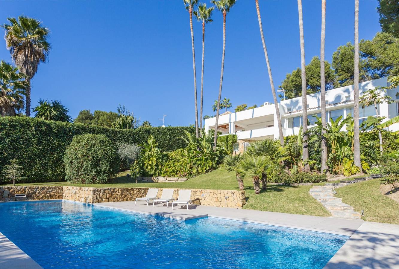 Villa 'Nagueles' with Sea View, Wi-Fi and Air Conditioning in Marbella West, Marbella