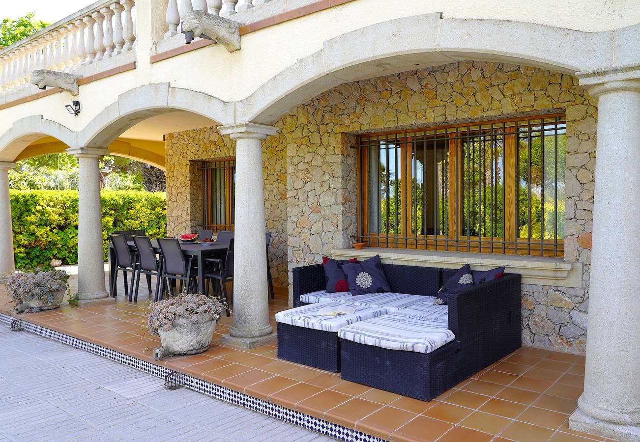 Geräumige Villa mit privatem Pool in Strandnähe an der Costa Brava in Sant Pere Pescador, Oberampurien