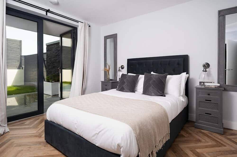 Entire apartment, 2 Bol-Y-Maer - a two bedroom apartment with use of communal swimming pool in Bude, Cornwall