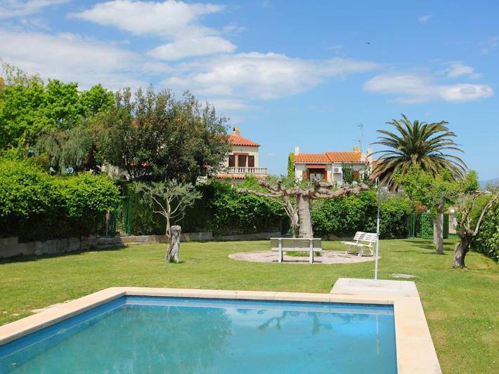 Location de vacances pour 6 personnes, avec terrasse ainsi que jardin et piscine à Bellcaire d'Empordà