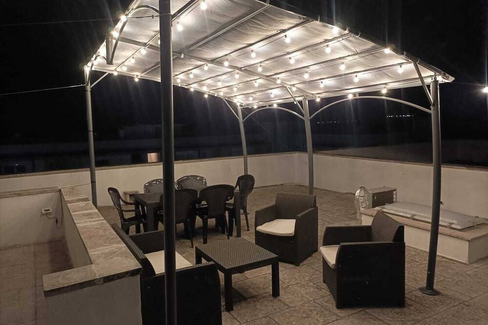 Appartamento intero, La Terrazza, appartamento per famiglie a soli 3 km dalle spiagge in Casamassella, Uggiano la Chiesa