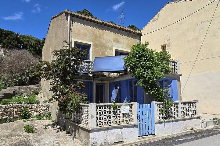 On the edge of a salt pond, house with terrace facing the water and pink flamingos in Bages (Aude), Mittelmeerküste (Frankreich)