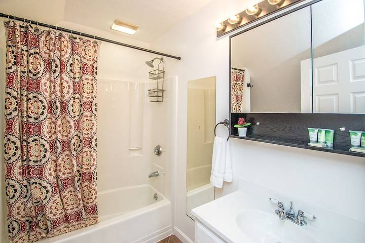 Vacation rental for 13 people, with yard in Conway