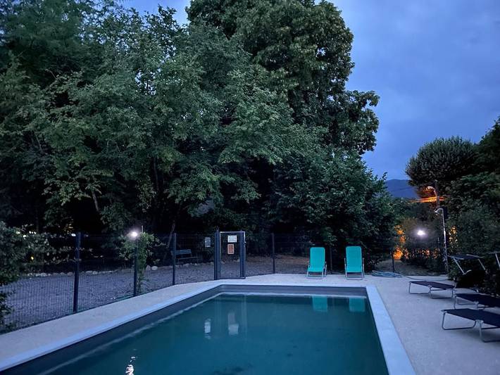 Gîte pour 8 personnes, avec terrasse ainsi que jardin et vue à Chambonas - 4