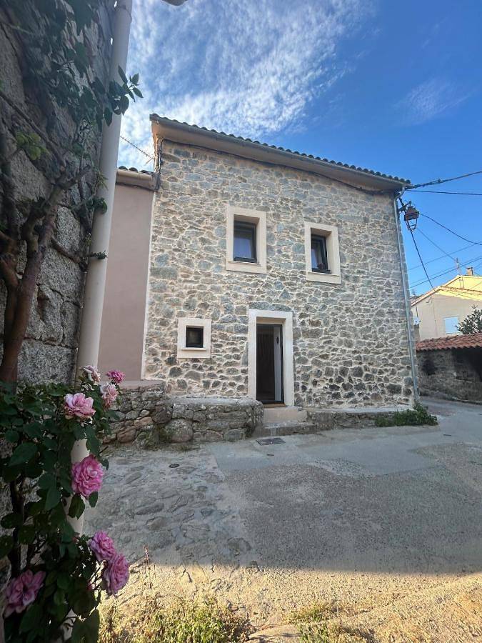 Appartement entier, One-Bedroom Apartment in Bastelica, Parc naturel régional de Corse