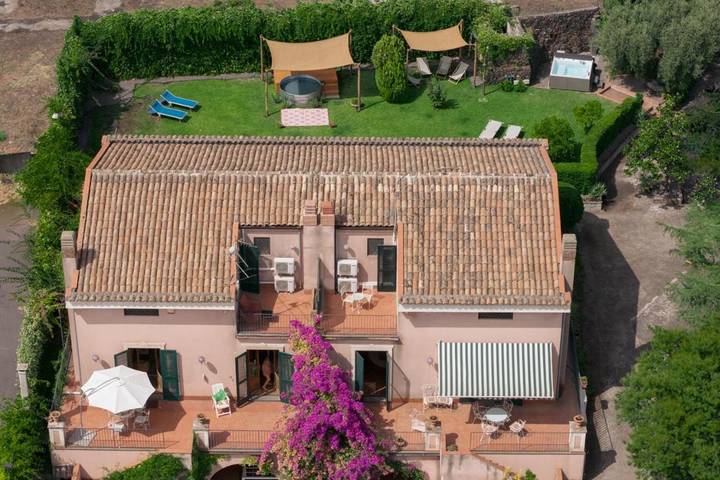 Agriturismo per 8 persone, con idromassaggio e piscina nonché giardino sull' Etna