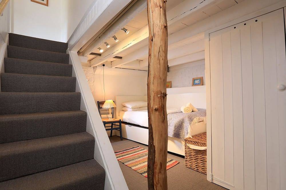 Bow Cottage, pet friendly, with open fire in East Portlemouth in East Portlemouth, South Devon