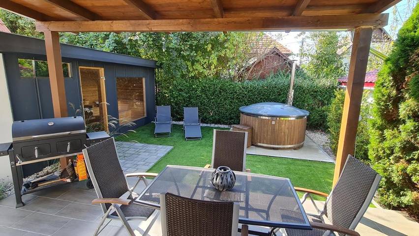 Ferienhaus für 6 Personen, mit Whirlpool und Sauna sowie Garten, kinderfreundlich in Zamardi