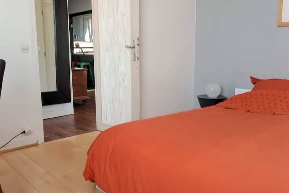 Apartamento entero, Dúplex de 120 m2 en un pequeño y tranquilo pueblo a las afueras de París in Clamart, Altos del Sena