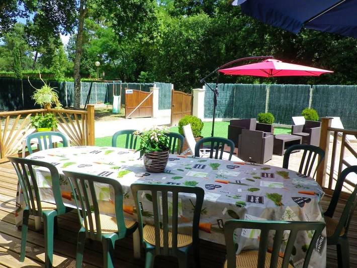 Location de vacances pour 8 personnes, avec terrasse ainsi que jardin et piscine à Escource - 2