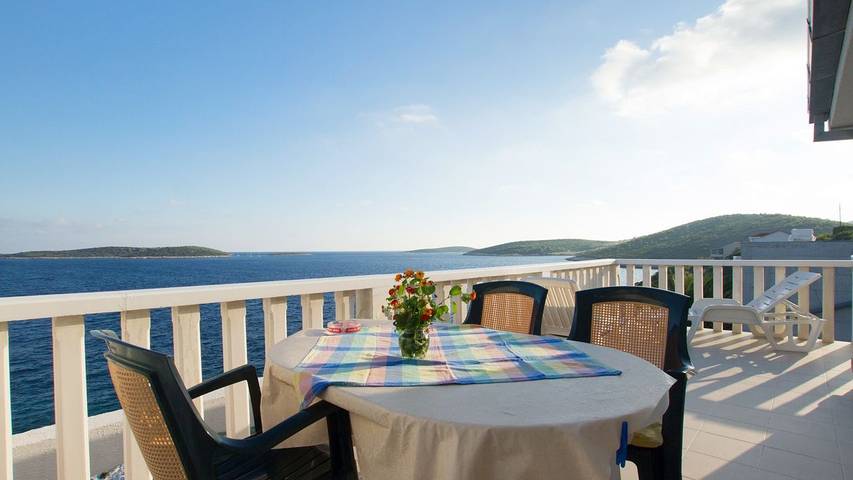 Holiday letting for 4 people, with terrace and view on Vis