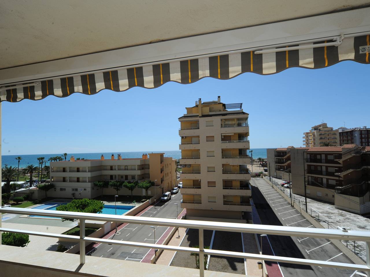 Entire apartment, Holidays in Peñiscola: Beach & Pools in Peñiscola, Costa del Azahar