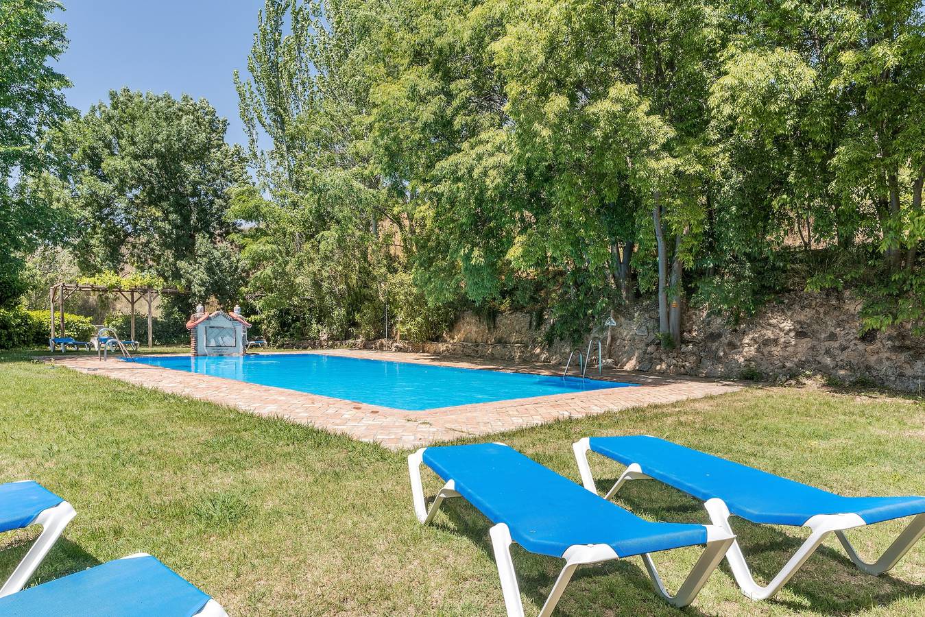 Gîte rural 'El Almendro' avec vue sur la montagne, piscine partagée et Wi-Fi in Cumbres Verdes, La Zubia