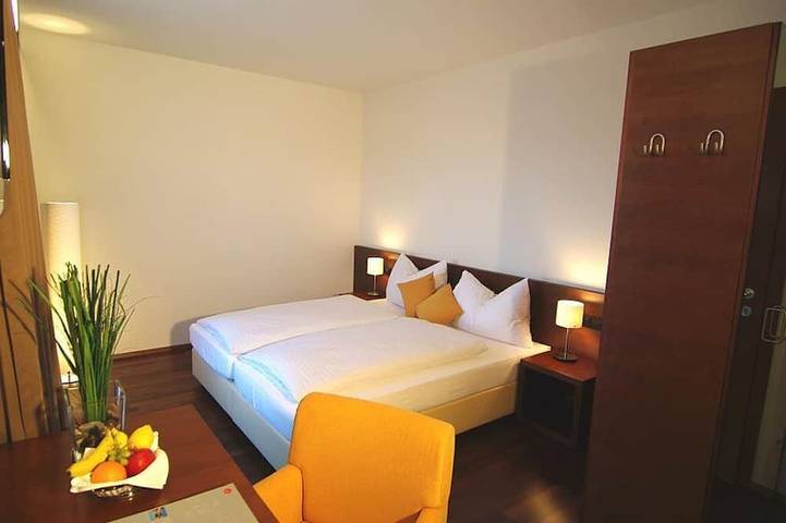 Ferienhaus für 3 Personen, mit Sauna und Whirlpool sowie Balkon und Garten - 1