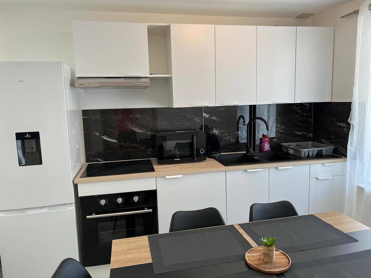 Appartement entier, Appartement T3 , parking et Wi-Fi in La Boisse, Ain