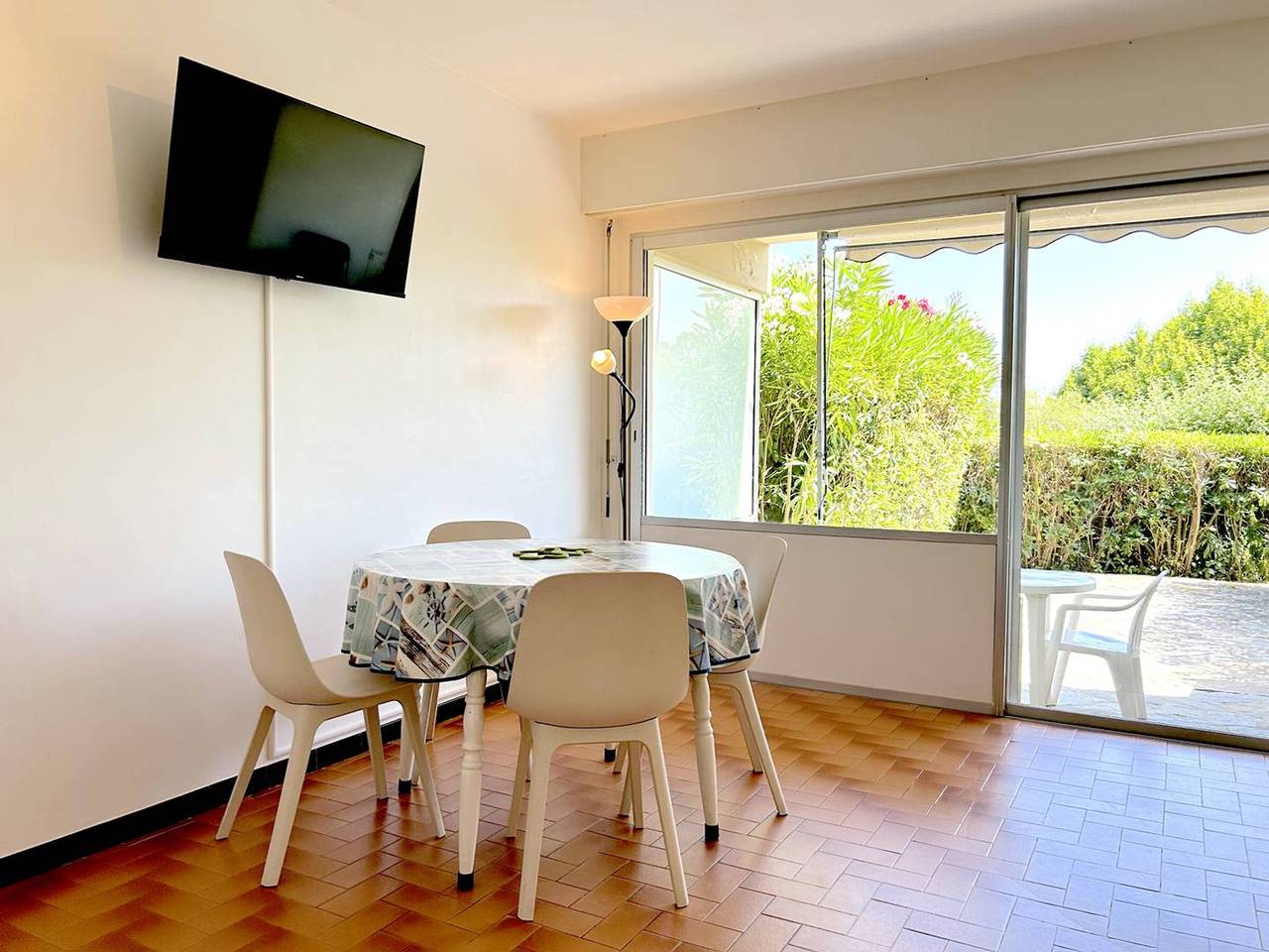 Appartement entier, Studio cabine avec terrasse et parking, à 250 m de la plage d'Aiguebelle, Le Lavandou in Plage d'Aiguebelle, Le Lavandou