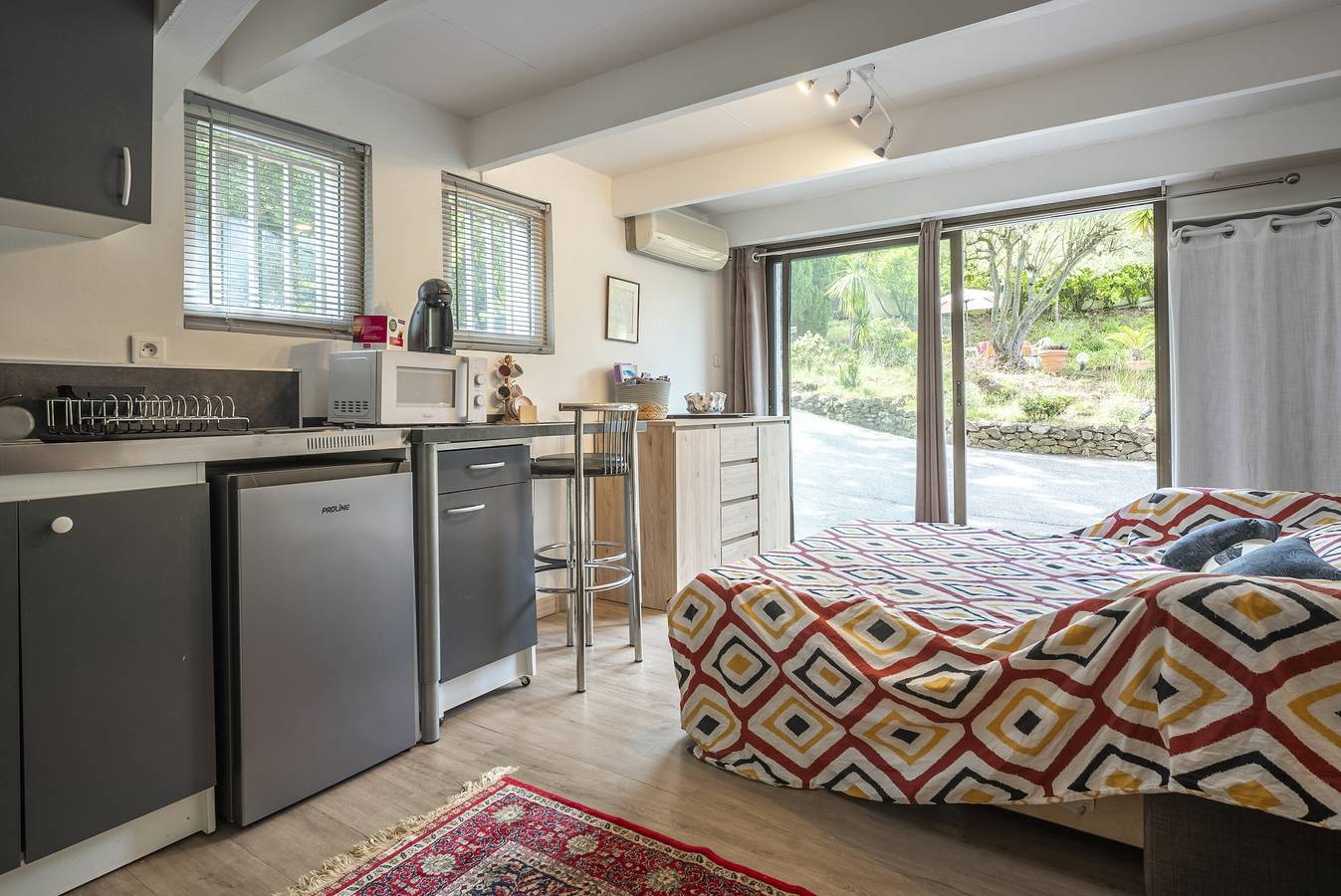 Entire studio, Studio 'L'espeoutier' with private pool, Wi-Fi and air conditioning in Frejus, Massif de l'Esterel