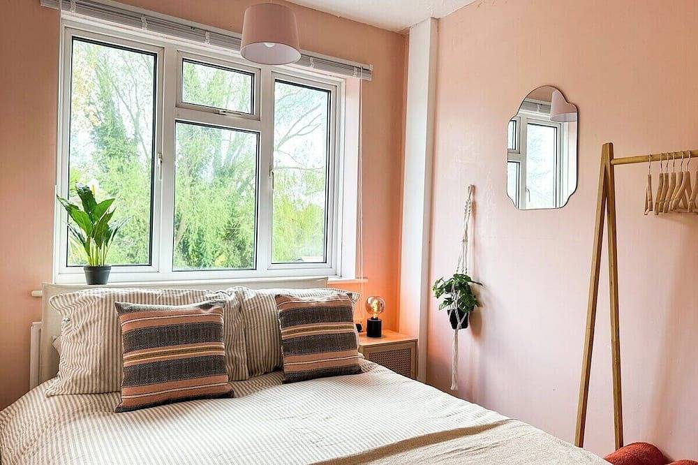 44 The Oasis - Central 2-bedroom Townhouse with Hot Tub and Private Parking! in Kent