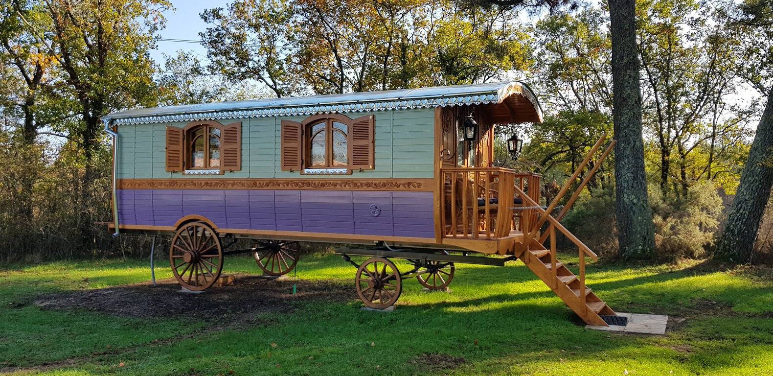 Roulotte 'Au Bois Chéri - avec piscine balnéo partagée in Bussac-Forêt, Région de Jonzac
