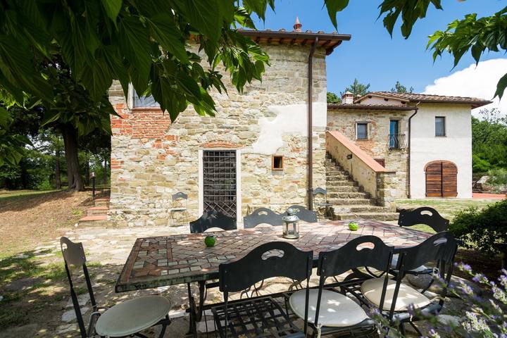 Antica Torre Medievale con Piscina e Vista su Firenze in Pontassieve, Chianti