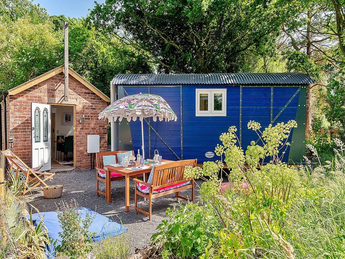Glamping for 4 people, with Terrace and Garden in Shropshire