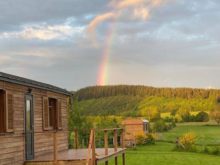 Location de vacances pour 2 personnes, avec Terrasse ainsi que Jardin et Vue dans Champnétery