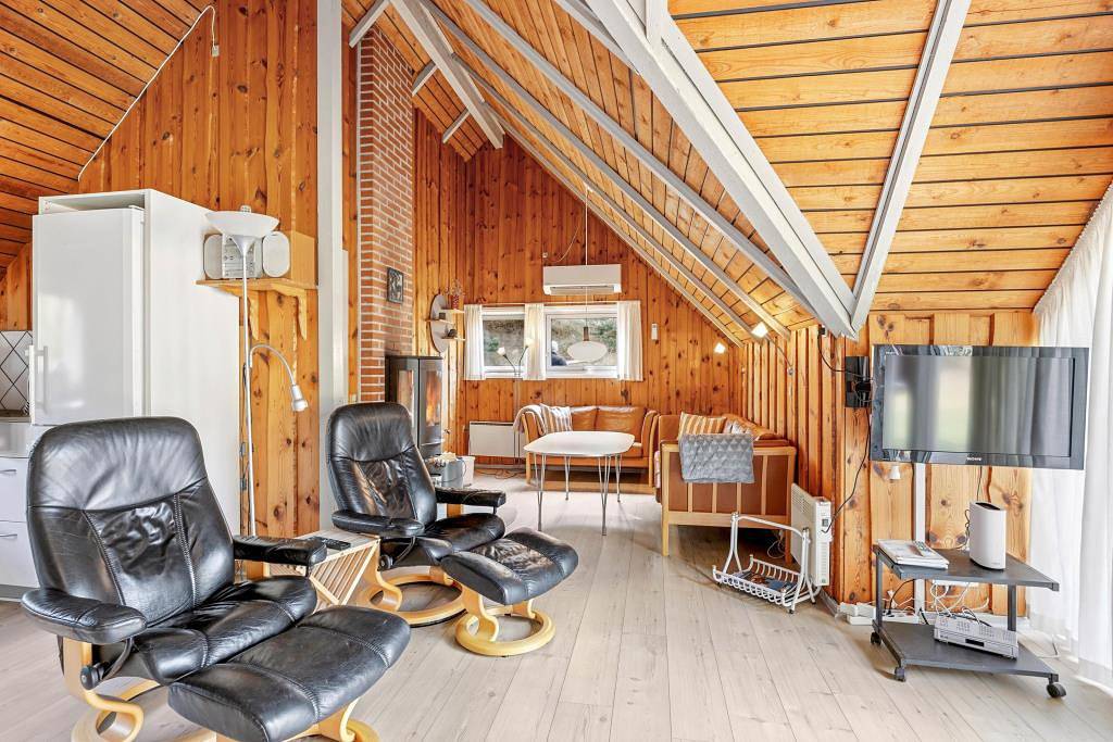 Thatched roof holiday home with sauna near the Wadden Sea in Sønderstrand, Havneby