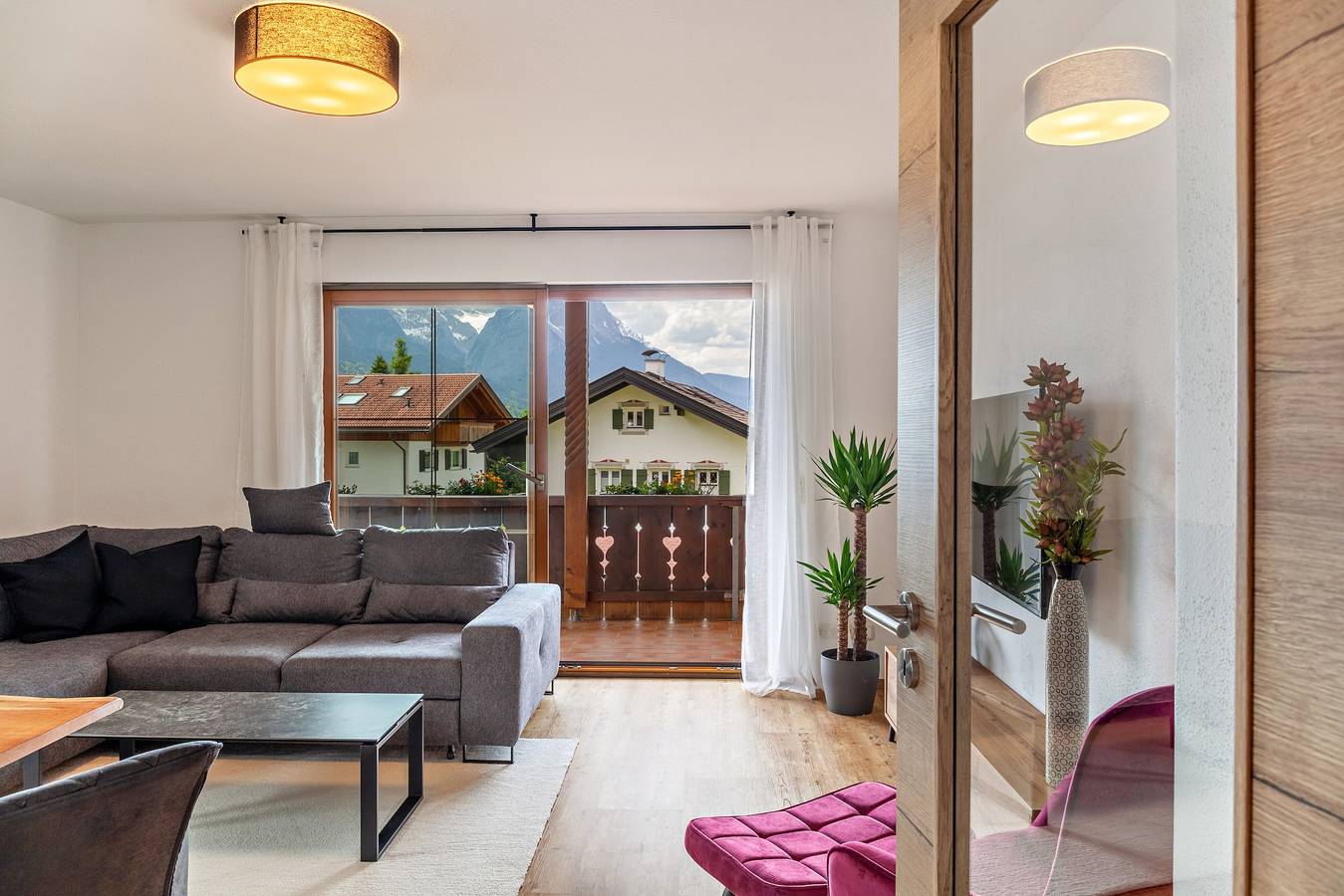 Entire apartment, Holiday Apartment 'Alpblick Alpspitze' with Mountain View, Balcony and Wi-Fi in Garmisch-Partenkirchen, Bavarian Alps