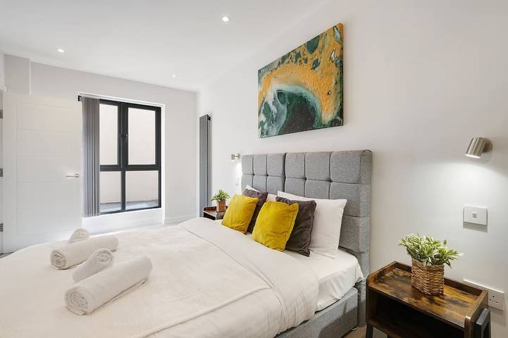 Luxury Hillside Home in Purley with Ensuites, Balconies & Garden in Croydon, London