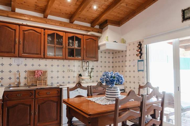 Location de vacances pour 5 personnes, avec piscine et vue ainsi que balcon et jardin dans Salir - 2