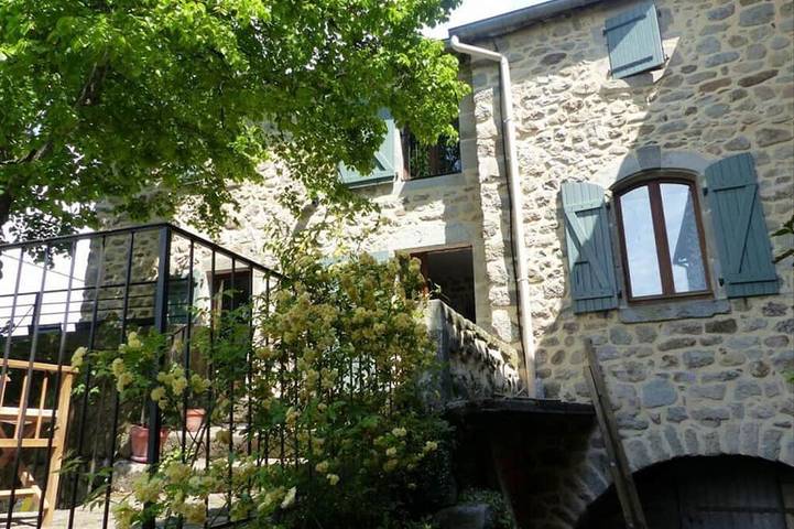 Location de vacances pour 12 personnes, avec jardin dans Largentière