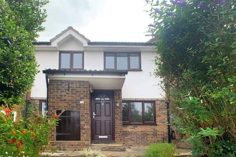 Guildford - Modern 2 Bedroom House in Guildford, Surrey
