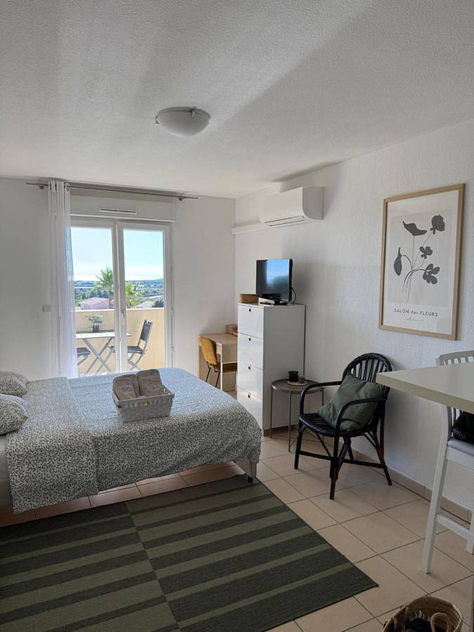 Appartement de vacances pour 2 personnes, avec piscine et jardin ainsi que bassin pour enfant et vue, animaux acceptés