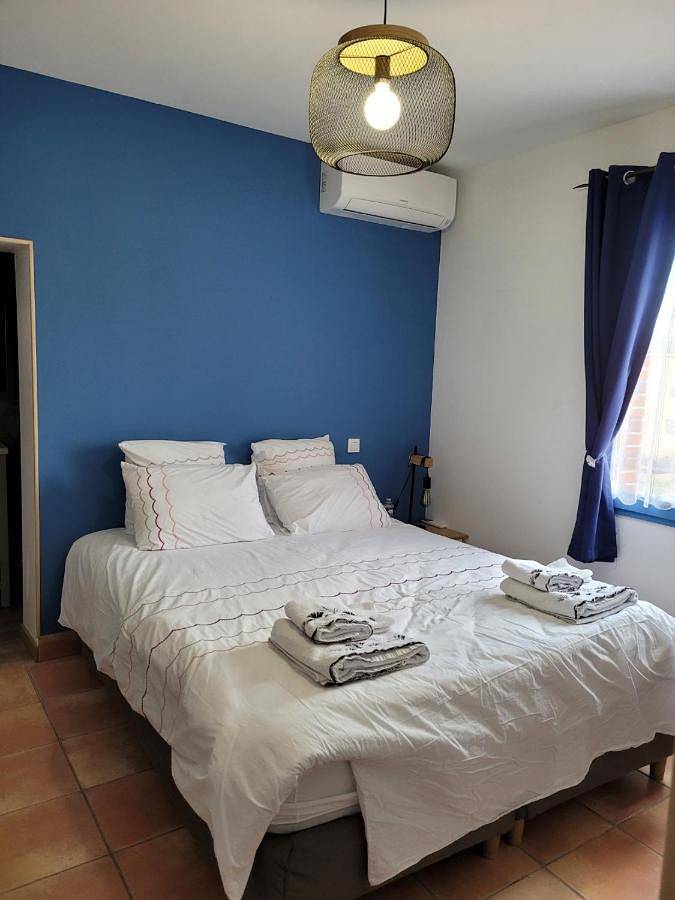 Gîte pour 2 personnes, avec Terrasse ainsi que Jardin et Piscine à Saint-Sulpice-la-Pointe