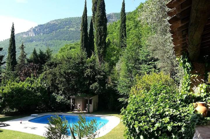 Gîte pour 2 personnes, avec terrasse et jardin à Gourdon (Provence-Alpes-Côte d'Azur)