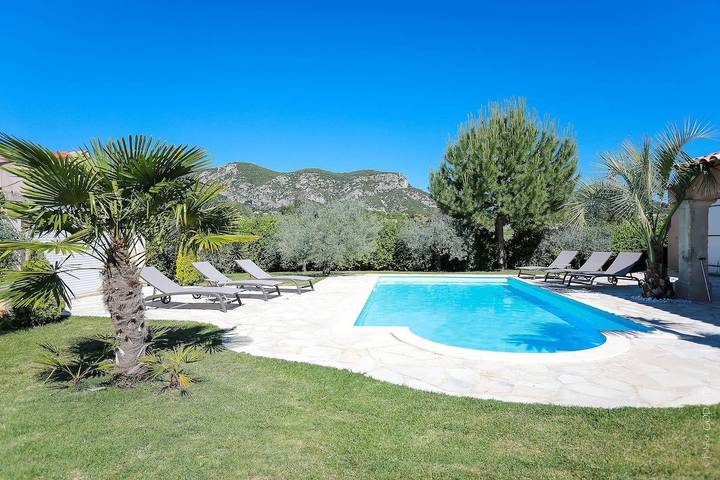 Gîte pour 4 personnes, avec terrasse ainsi que piscine et jardin