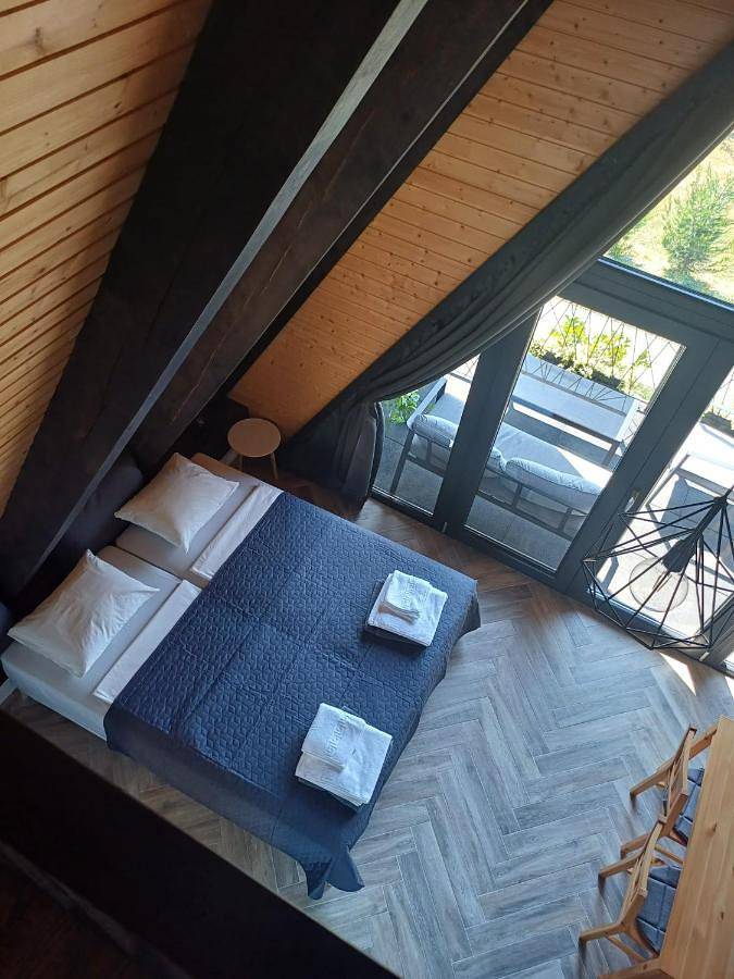 Gîte pour 4 personnes, avec Terrasse et Jacuzzi ainsi que Jardin et Piscine