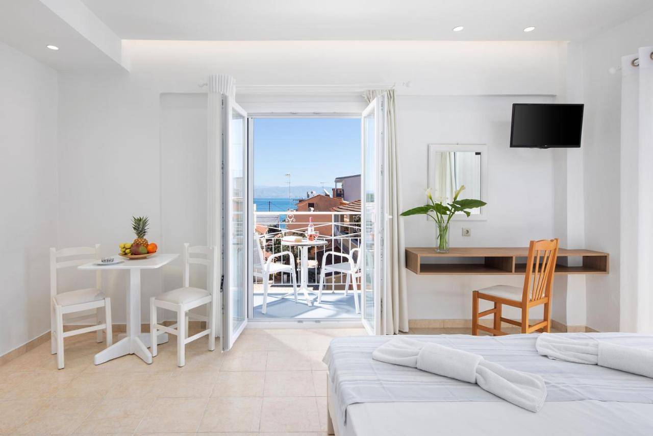Bella Vista Beach Hotel in Benitses, Corfu, Corfou