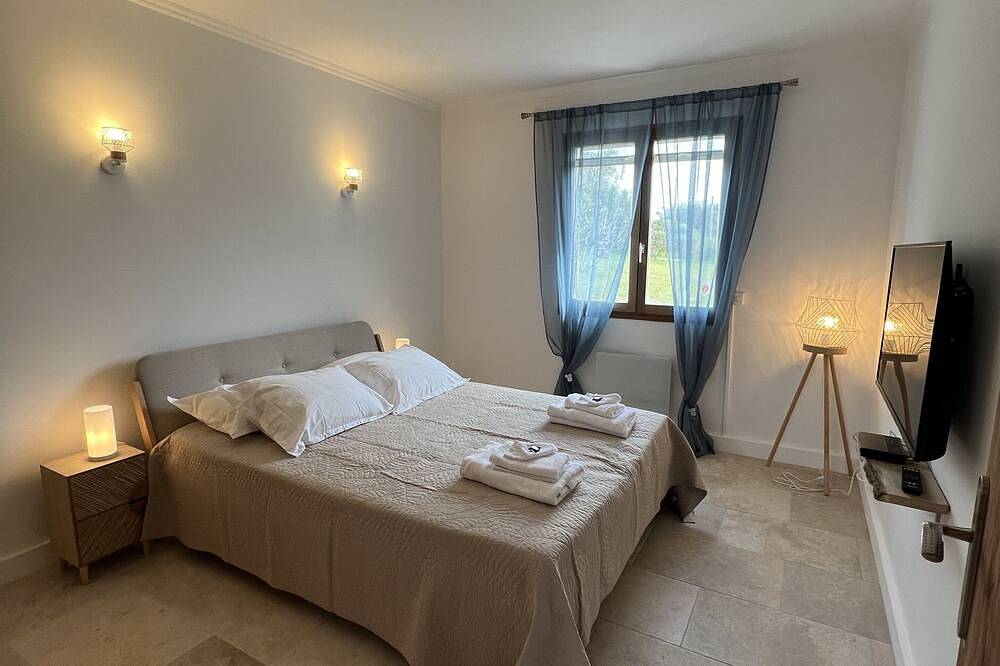 Villa with private swimming pool and parking, private garden, sleeps max 10pers. in Ghisonaccia, Corte region