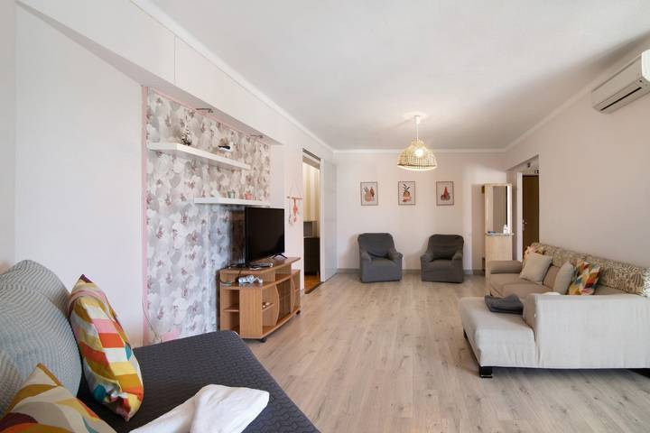 Apartamento inteiro, Apartamento 'Luxurious Living - Praia Da Rocha' com Vista Montanha, Wi-Fi e Ar Condicionado in Praia da Rocha, Portimão