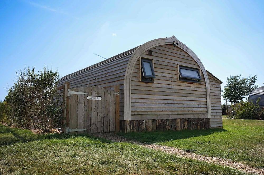 The Galloway Steading- The Fox's Den couples retreat cabin with Hot tub in Dumfries and Galloway
