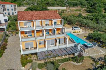 Maison d’hôte pour 2 personnes, avec vue ainsi que piscine et jardin, animaux acceptés dans Krk