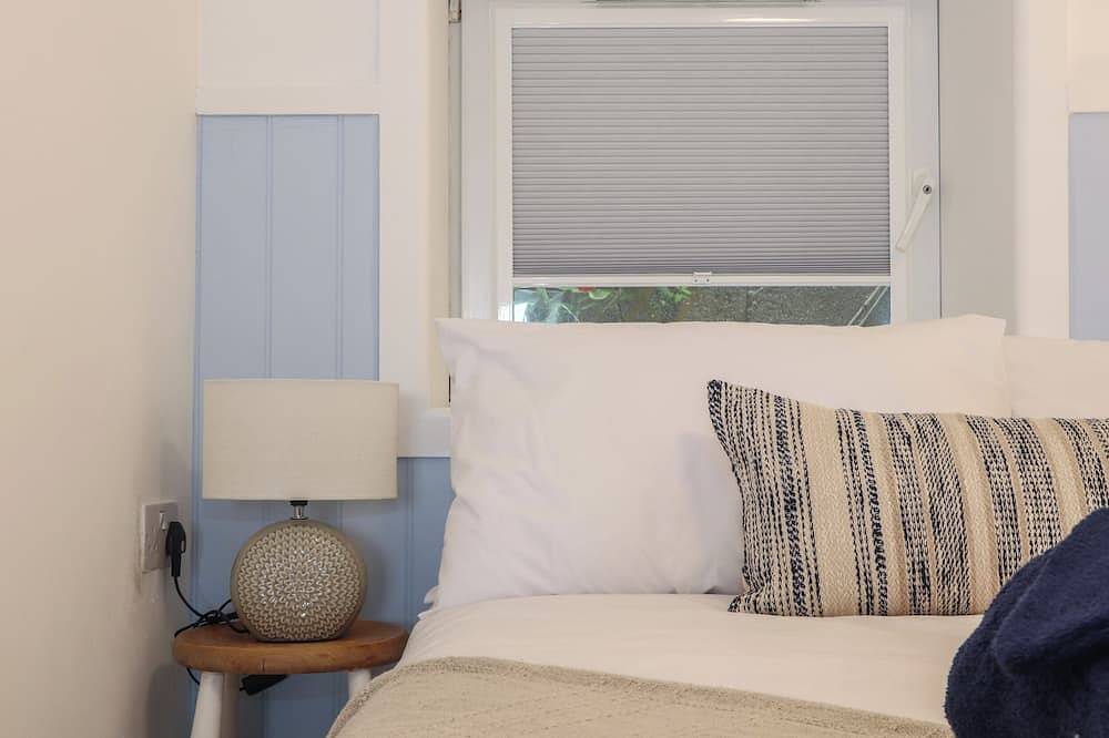 Harbour Studio, pet friendly in Sennen Cove in Sennen, Cornwall