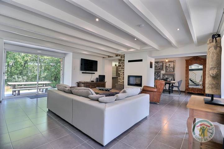 Gîte pour 9 personnes, avec jardin et terrasse ainsi que sauna et jacuzzi à Mézières-sur-Couesnon - 2