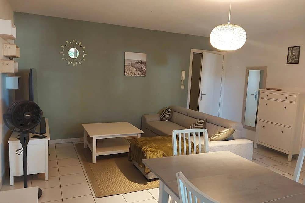 Appartement entier, Appartement 'Proche Bordeaux' avec piscine partagée, terrasse privée et Wi-Fi in Saint-André-de-Cubzac, Région de Blaye