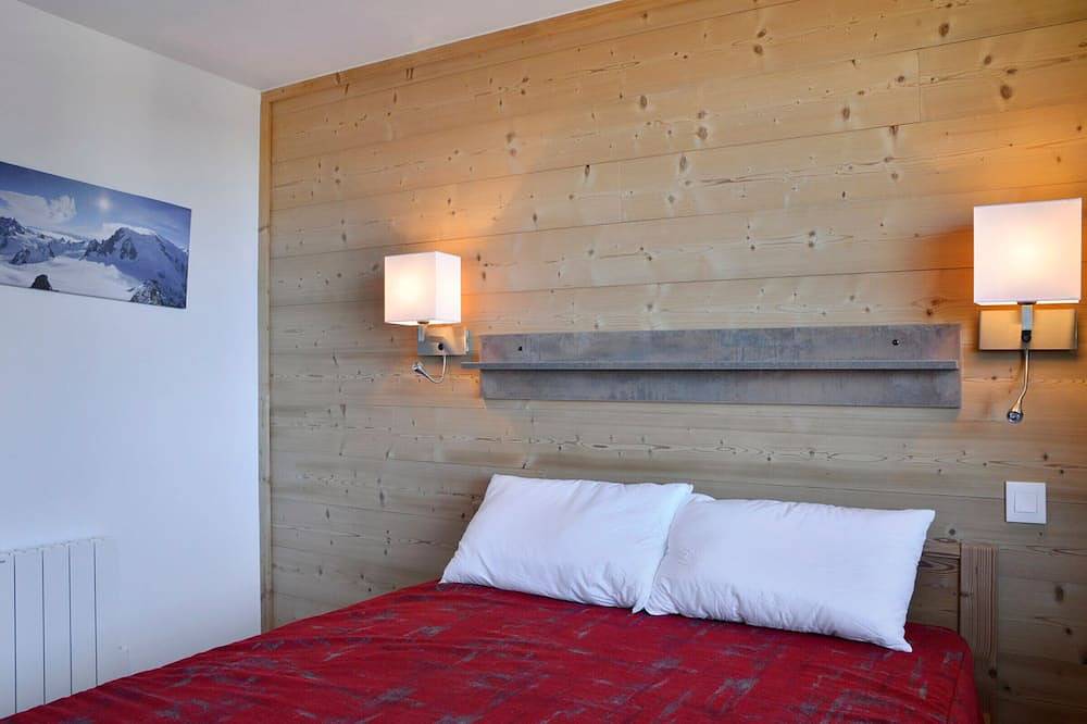 Entire apartment, Spacious Renovated Apartment · Near Slopes · Sleeps 11 · Balcony · Pet Friendly in La Plagne, La Plagne-Tarentaise