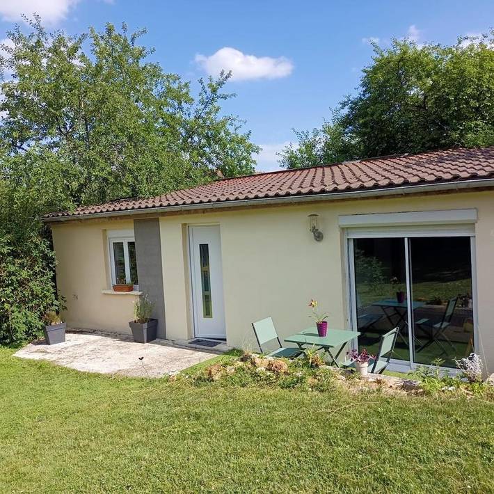 Gîte pour 4 personnes, avec jardin à Pommeuse
