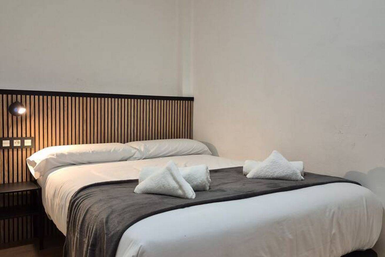 Ganze Wohnung, Cozy Wi-Fi Apt with Full Kitchen & Dishwasher in Oviedo, Cordillera Cantábrica