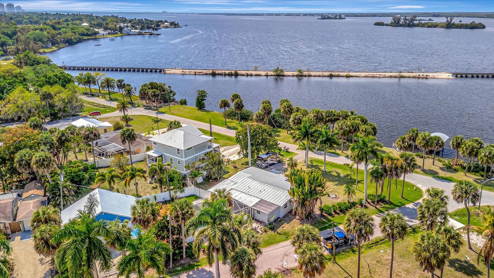 Waterfront 3B Free Boat Parking  near Downtown in Fort Myers, Southwest Florida